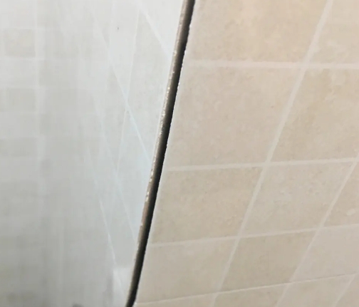 余庆瓷砖空鼓维修公司分享阳台瓷砖脱落的修复过程可以分为以下几个步骤