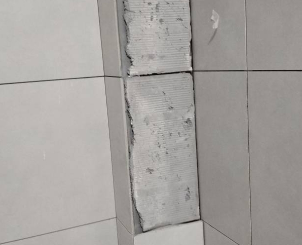 余庆瓷砖空鼓维修公司分享下瓷砖施工前基层浇水润湿程度不足，可能导致以下问题